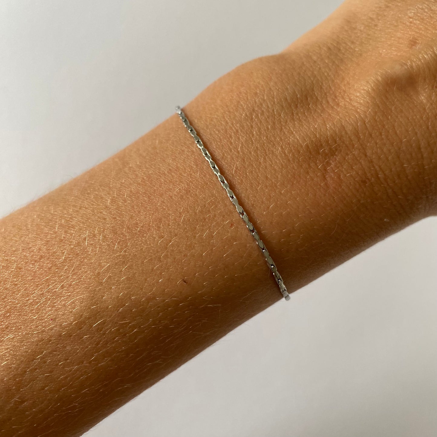 ESSENTIAL ARMBAND