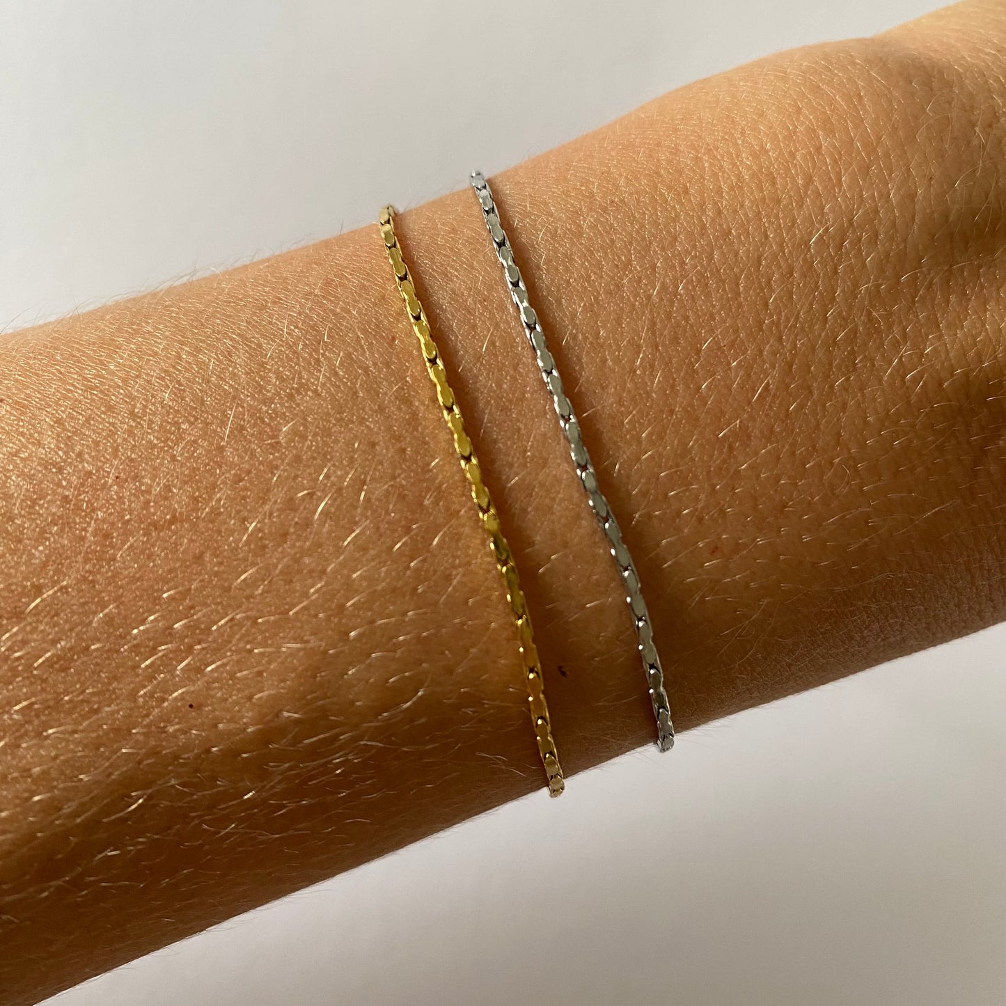 ESSENTIAL ARMBAND