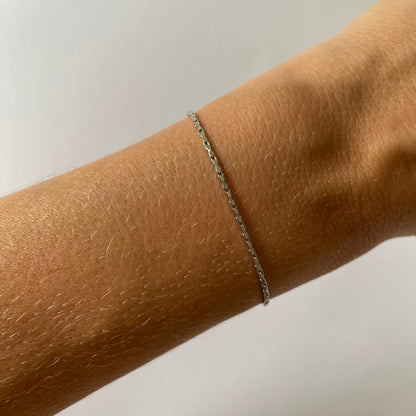 ESSENTIAL ARMBAND