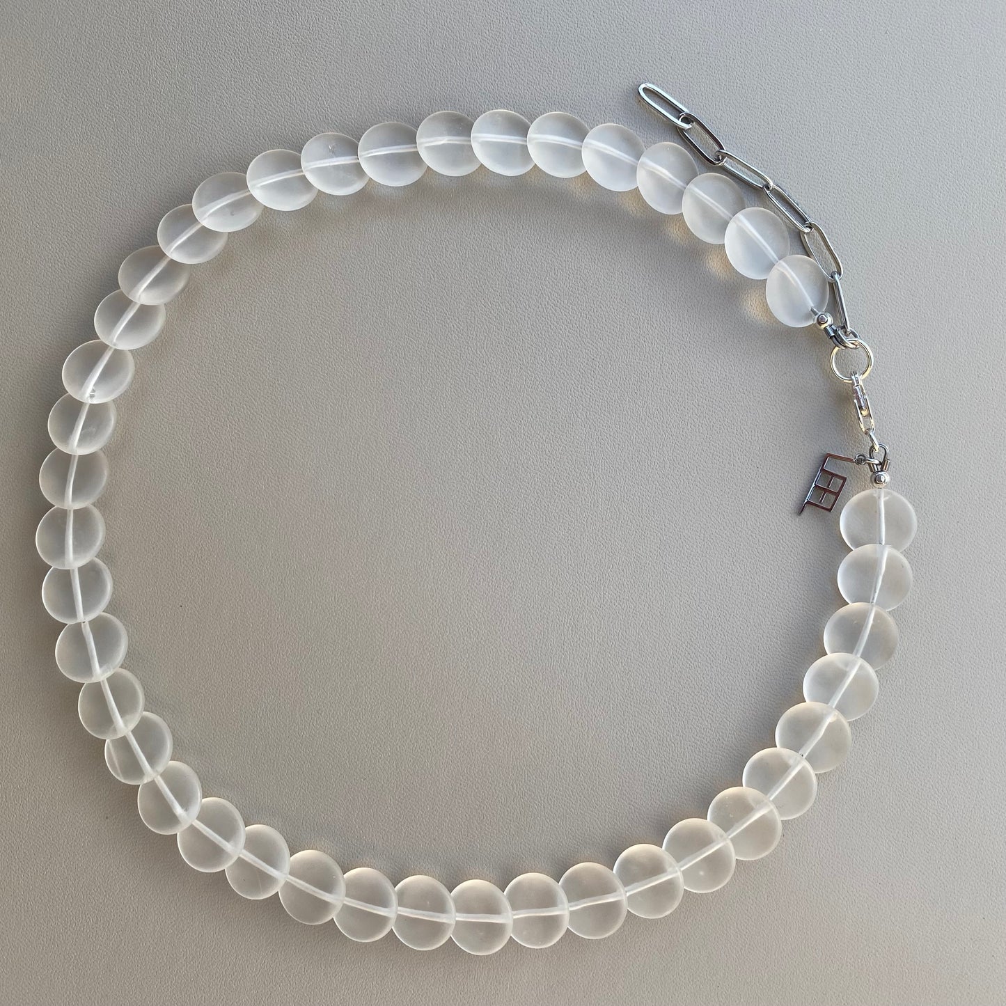 MILKY CRISTAL DISC NECKLACE für  Klarheit & sanfte Ruhe