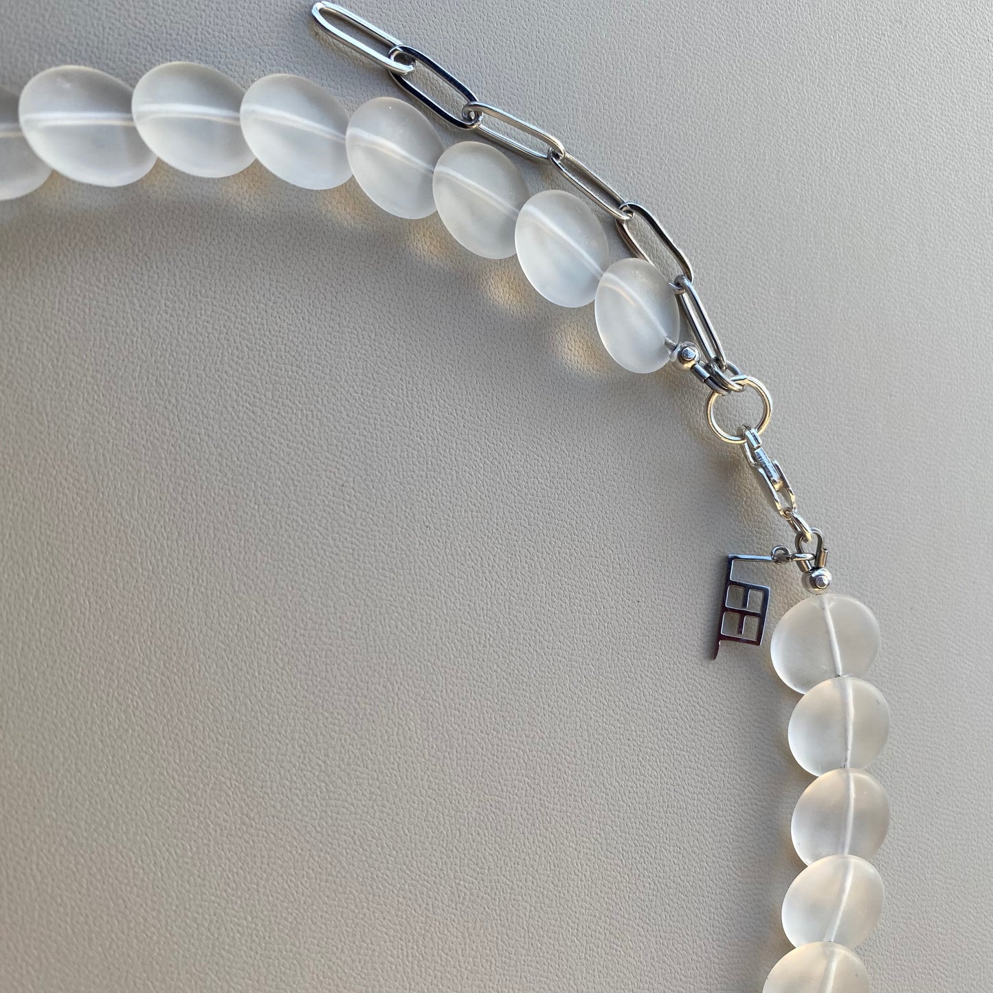 MILKY CRISTAL DISC NECKLACE für  Klarheit & sanfte Ruhe