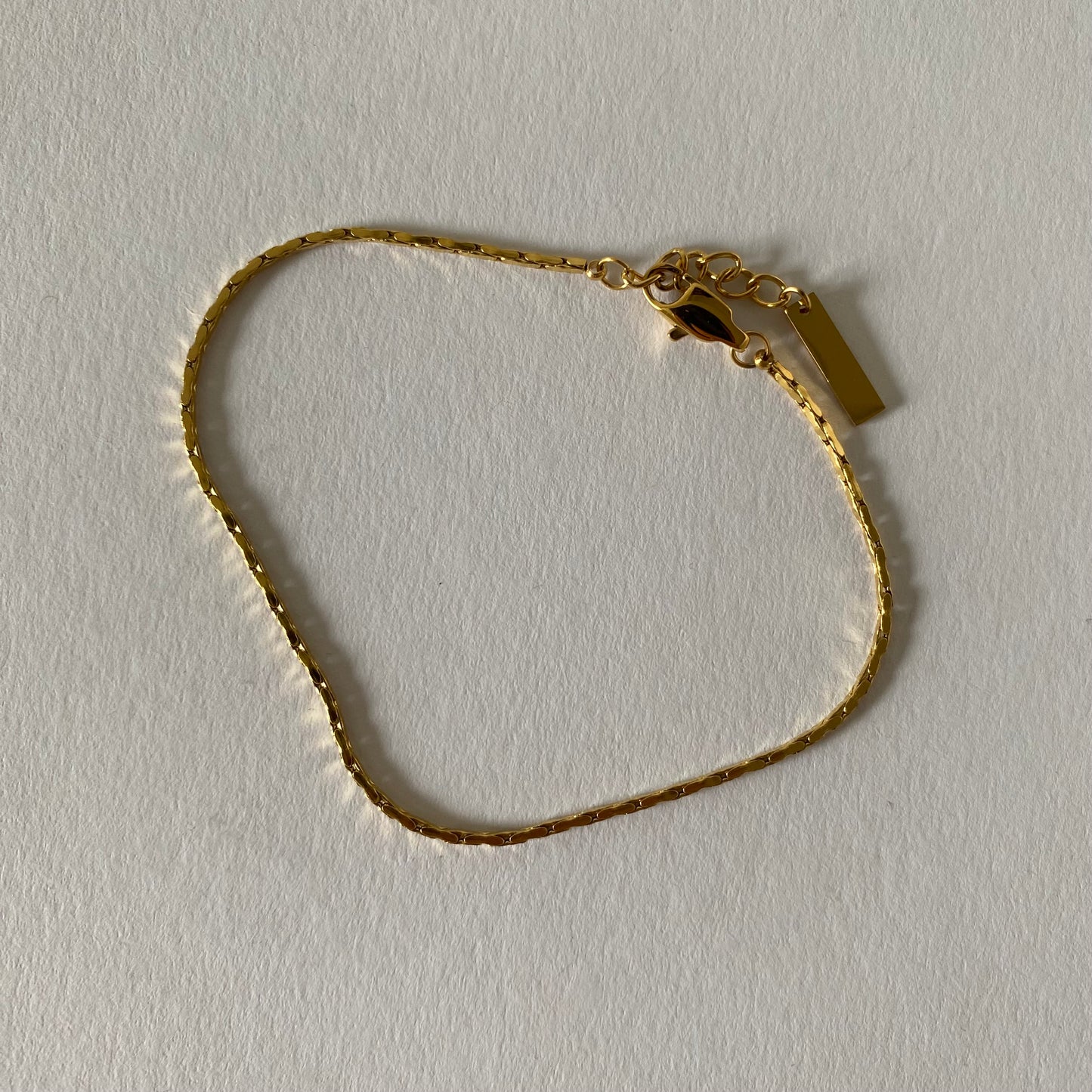 ESSENTIAL ARMBAND