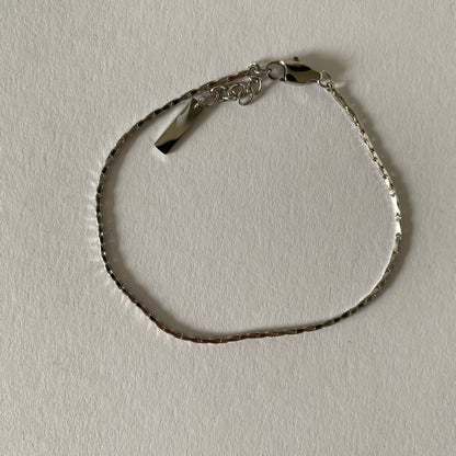 ESSENTIAL ARMBAND